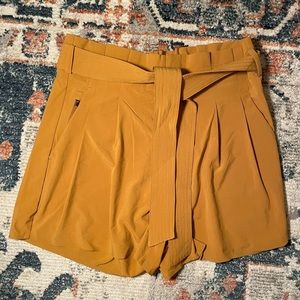 Skyline short II athleta, size 6, mustard yellow
